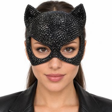 Femme portant un masque de chat noir avec des strass pour Halloween | jourdefete.com