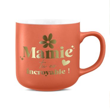 Grand mug en céramique corail mat et or avec la phrase chaleureuse « Mamie tu es incroyable ! » entourée d'une fleur et de petits cœurs scintillants pour la fête des grands-mères | jourdefete.com Grand mug en céramique corail mat et or avec la phrase chaleureuse « Mamie tu es incroyable ! » entourée d'une fleur et de petits cœurs scintillants pour la fête des grands-mères | jourdefete.com