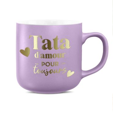 Mug mauve lilas mat affichant le tendre message doré « Tata d'amour POUR toujours » orné de cœurs, une attention touchante pour une tante chérie | jourdefete.com Mug mauve lilas mat affichant le tendre message doré « Tata d'amour POUR toujours » orné de cœurs, une attention touchante pour une tante chérie | jourdefete.com