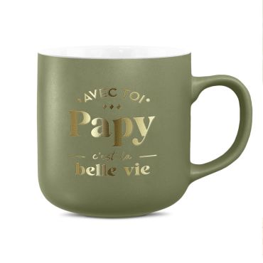 Mug en céramique vert olive mat avec l’inscription dorée « AVEC TOI Papy c'est la belle vie », décoré de motifs géométriques et de petits losanges | jourdefete.com