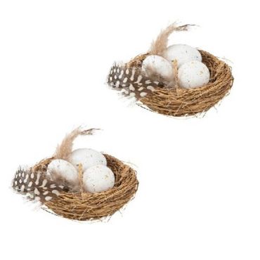 Deux nids de paille avec leurs 3 œufs blancs pour votre table de Pâques | jourdefete.com Deux nids de paille avec leurs 3 œufs blancs pour votre table de Pâques | jourdefete.com