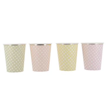 Gobelets en carton vichy pour une table de Pâques colorée | jourdefete.com Gobelets en carton vichy pour une table de Pâques colorée | jourdefete.com