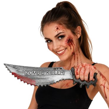 Jeune femme souriante maquillée avec du faux sang tenant un poignard factice Zombie Killer pour Halloween | jourdefete.com