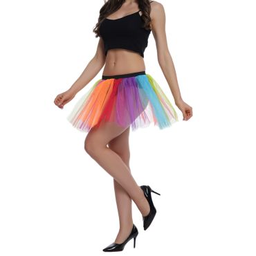 Femme portant un tutu arc-en-ciel coloré en tulle pour adulte | jourdefete.com