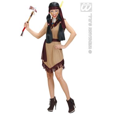 Femme déguisée en guerrière avec robe beige à franges, bandeau bordeaux, perruque noire à tresses et tomahawk en main. Femme déguisée en guerrière avec robe beige à franges, bandeau bordeaux, perruque noire à tresses et tomahawk en main.