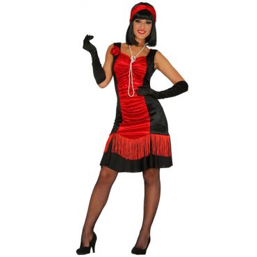 Femme déguisée en charleston des années 20 avec robe rouge à franges, gants longs noirs et bandeau assorti pour soirée rétro ou cabaret. Femme déguisée en charleston des années 20 avec robe rouge à franges, gants longs noirs et bandeau assorti pour soirée rétro ou cabaret.