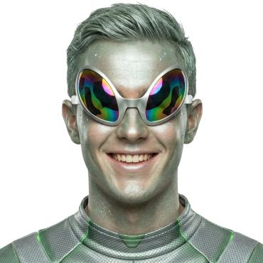 Homme maquillé en extraterrestre qui porte des lunettes alien argentées avec des verres holographiques multicolores | jourdefete.com Homme maquillé en extraterrestre qui porte des lunettes alien argentées avec des verres holographiques multicolores | jourdefete.com