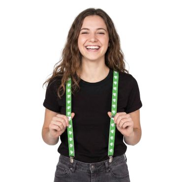 Femme souriante portant des bretelles vertes avec des motifs de trèfles blancs pour la Saint-Patrick | jourdefete.com Femme souriante portant des bretelles vertes avec des motifs de trèfles blancs pour la Saint-Patrick | jourdefete.com