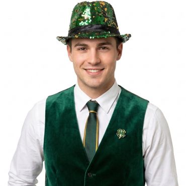 Homme souriant portant un chapeau borsalino à sequins verts et dorés pour la Saint-Patrick | jourdefete.com Homme souriant portant un chapeau borsalino à sequins verts et dorés pour la Saint-Patrick | jourdefete.com