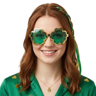 Femme rousse souriante portant des lunettes en forme de trèfle vert avec un contour doré pour la Saint-Patrick | jourdefete.com Femme rousse souriante portant des lunettes en forme de trèfle vert avec un contour doré pour la Saint-Patrick | jourdefete.com