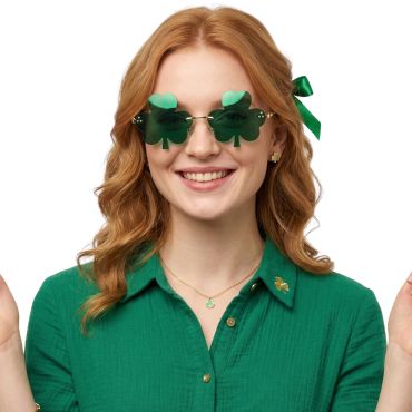 Femme souriante portant des lunettes de soleil en forme de trèfles verts pour la Saint-Patrick | jourdefete.com Femme souriante portant des lunettes de soleil en forme de trèfles verts pour la Saint-Patrick | jourdefete.com