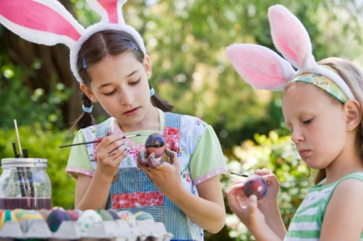 Enfants qui décorent un œuf de Pâques