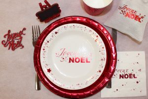 assiettes rouges brillantes
