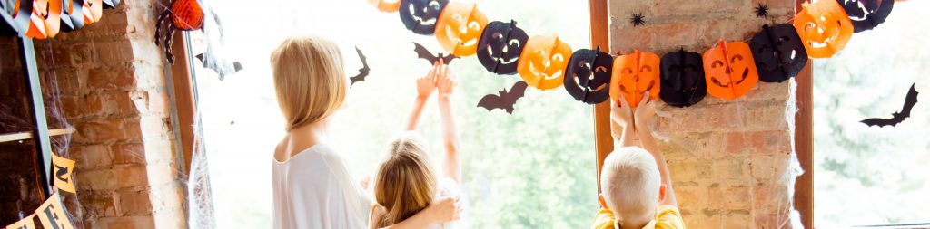 Une décoration d'Halloween en famille