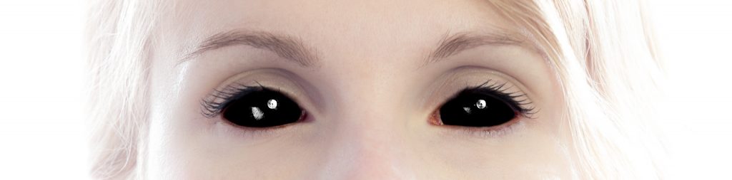 Des lentilles scléras noires pour un Halloween horrifiant