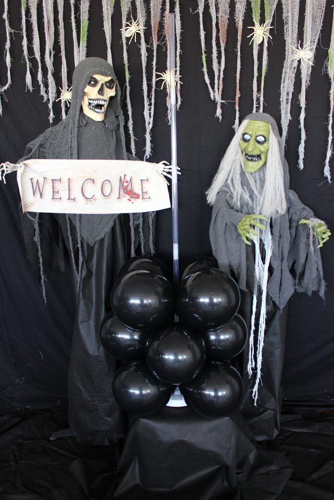 3 premiers étages en ballon noir d'halloween pour faire les pieds de Vlad le vampire