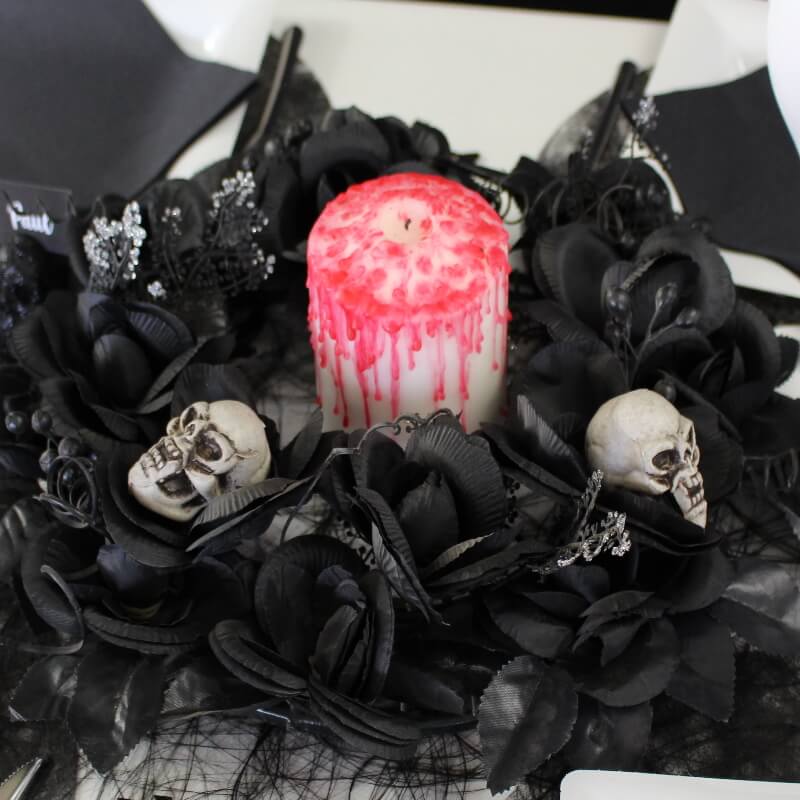 Une décoration fait main rapide et simple pour un halloween sobre et chic. Une bougie ensanglantée dans sa couronne halloween