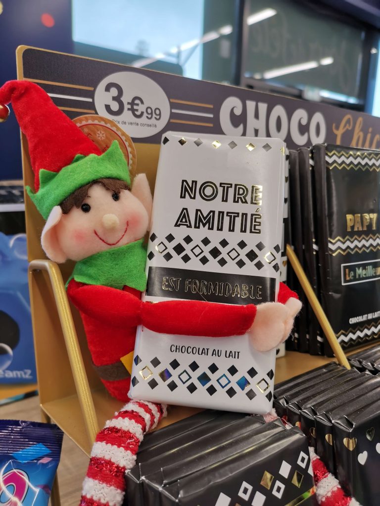 Fripon le gourmand à craqué sur notre tablette au chocolat. Fripon s'est régalé il a mangé votre tablette de chocolat ! Mais vous aussi vous êtes formidable.