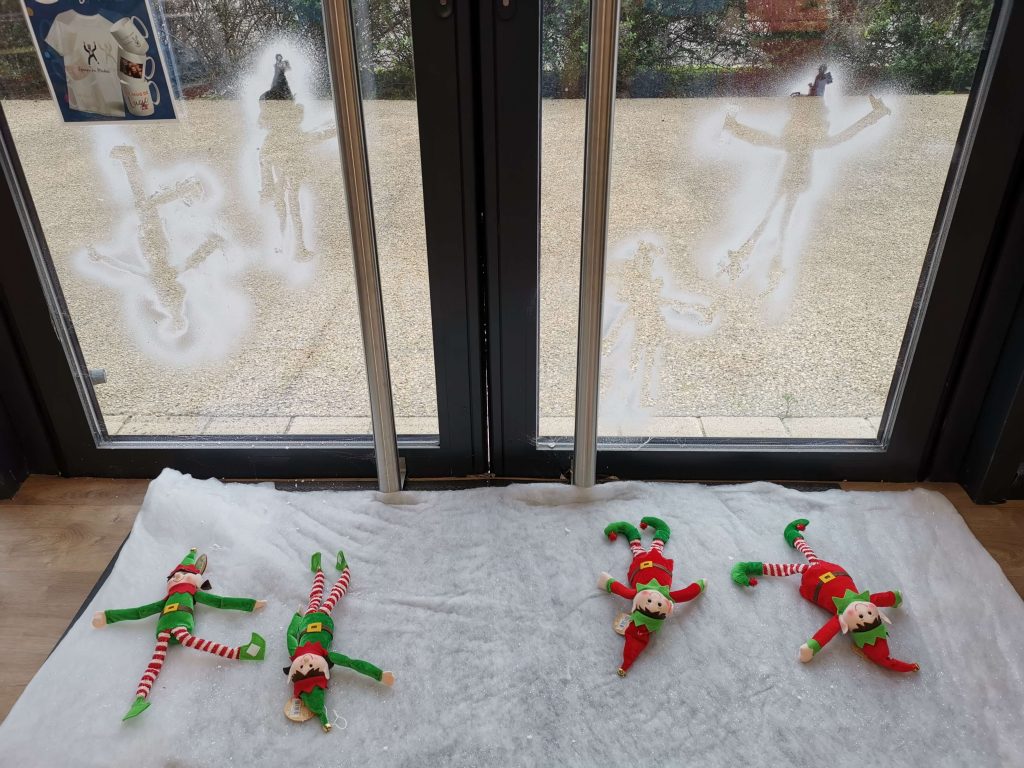 les lutins de Noël de Jour de Fête sont passés par là ! Les lutins ont laissé leurs empreintes sur les portes de nos magasins.