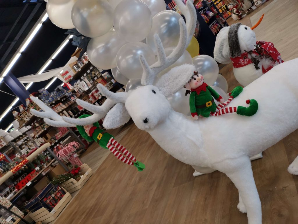 Nos lutins ont pris d'assaut le joli renne blanc du Père Noël. Durant la nuit nos lutins ont retrouvé Comète et ils sont fins prêts au départ.