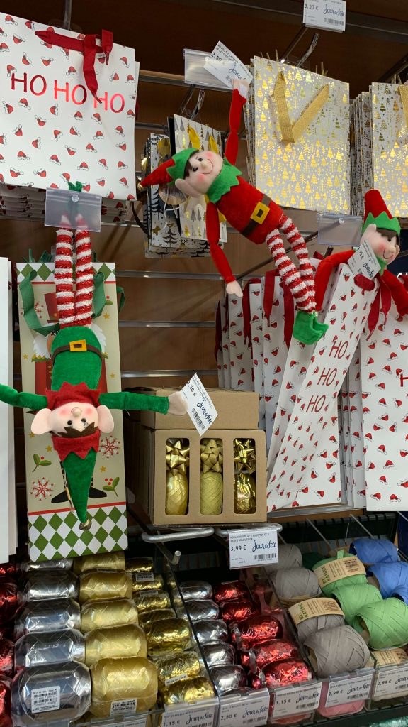 Nos lutins font des cabrioles dans les rayons de nos magasins. Suspendus par les pieds ou par les mains ou cachés dans les sacs cadeaux, toutes les bétises sont chez jourdefete.