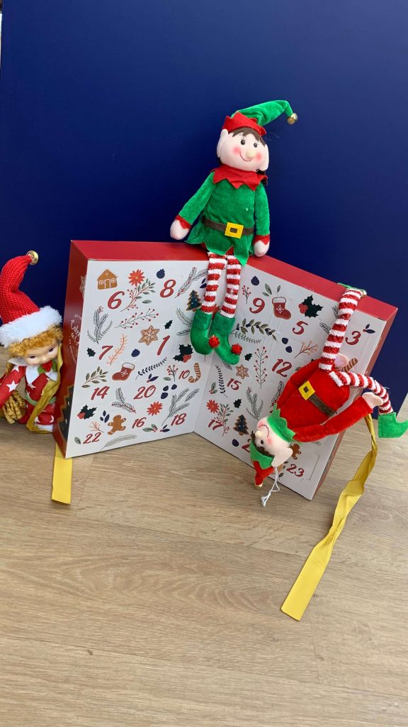 Les frères et soeurs, Joy et Fripon, ont déjà ouvert le calendrier de l'avent. Et voilà une nouvelle bétise, ils ont ouverts le calendrier de l'avent avant la date !