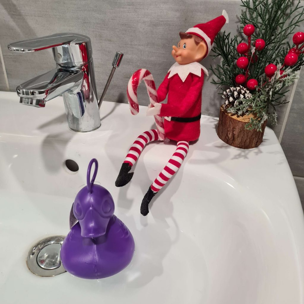 Delfy et ses bêtises dans la salle de bain. Delfy avait envie d'aller à la pêche, tant pis si c'est une bétise de Noël ! C'est les enfants qui vont rire demain matin en se levant.